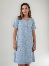Camisón de manga corta con estampado floral en tonos celestes y azules, cuello en V con tapeta de botones frontal.