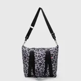 Bolso tipo tote de diseño acolchado con estampado animal print en tonos grises. Cuenta con doble asa de mano y una correa larga ajustable y extraíble con logo de la marca. Incluye cierre superior y etiqueta lateral distintiva.