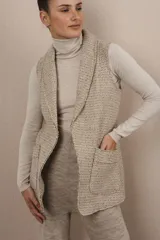 Chaleco color crema con solapas, corte entallado y bolsillos plaqué.