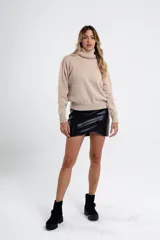 Polera de tejido de punto color negro, con cuello tortuga alto y puños y ruedo acanalados.