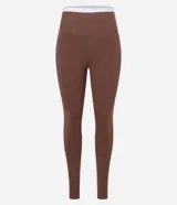 Legging deportiva color verde con cintura alta en contraste color blanco. Confeccionada en tejido de poliamida y elastano, con ajuste ceñido al cuerpo.