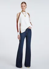 Sweater blanco de punto con corte recto, cuello redondo y mangas largas con detalle calado en los hombros.