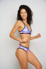 Corpiño de bikini triangular con estampado de hojas en tonos azules y contorno en color verde agua.