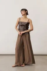 Pantalón ancho color marrón con cintura elástica y bolsillos laterales.