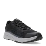 Championes deportivos Umbro de color negro, confeccionados en tejido textil y sintético. Presentan un diseño con cordones, entresuela gris de amortiguación y logo de la marca en el lateral y la lengüeta.