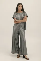 Pantalón plateado de corte alto y amplio, con elástico en la cintura.