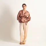 Kimono corto color marrón cobrizo de satén, con mangas globo con elástico en los puños y lazo para atar en la cintura.