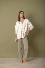 Pantalón de denim color gris topo, de corte ancho y tiro alto.