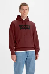 Buzo hoodie color bordó con logo Levi's estampado en el pecho y bolsillo tipo canguro.