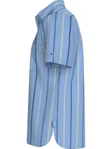 Camisa celeste de Tommy Hilfiger con rayas verticales azules y amarillas, de corte regular, manga corta, cuello abotonado, bolsillo de parche en el pecho y logo bordado en la manga.