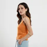 Top tejido color naranja, sin mangas, con escote redondo y detalle de punto calado en el ruedo inferior con borde festoneado.