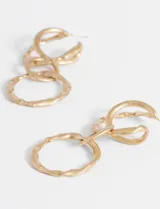 Par de aros colgantes dorados, compuestos por tres eslabones irregulares y orgánicos unidos en secuencia.