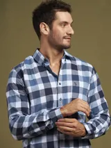 Camisa de manga larga a cuadros blancos, azules y verdes.