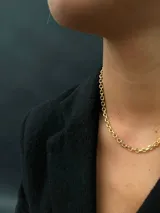 Collar de cadena estilo Milano fabricado en gold filled 24k, con eslabones de diseño estructurado y acabado brillante.