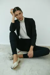 Ballerinas color beige de cuero italiano impermeabilizado, con volados nude y plateados, apliques de tachas y forro interno de cuero. Base ultraliviana con taco de 2 cm.