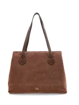 Cartera de cuero gamuza en color marrón chocolate, con líneas sobrias y atemporales, asas largas en contraste y logo metálico frontal. Cuenta con abertura central con cierre, división interna y bolsillos con cierre.