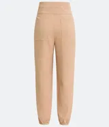 Pantalón zanahoria color beige de crepé con cinturilla ancha, botones con forma de león y pinzas delanteras.