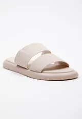 Sandalia color marrón claro de símil cuero con doble cinta ancha y plataforma de 2 cm.