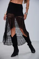 Pollera midi de encaje negro con diseño asimétrico y volados, de tiro medio y corte ajustado en la cadera con caída fluida.
