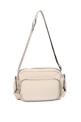 Bandolera negra con correa ajustable, bolsillo en la parte delantera y a los costados.