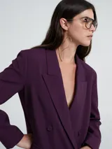 Blazer sastrero color violeta con solapa delantera y doble botonadura.