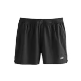 Short deportivo negro con logo reflectivo de New Balance en la pierna derecha. Cuenta con tecnología NB DRY de secado rápido, forro transpirable incorporado, bolsillos laterales y cordón ajustable en la cintura.