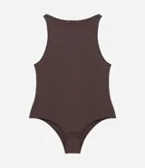 Body marrón sin copa, de cuello redondo y textura acanalada.