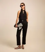 Pantalón recto color verde agua, de jacquard texturizado, con cinturón elástico con hebilla y cierre lateral.