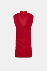 Vestido corto rojo confeccionado en tejido mesh. Cuello alto y manga sisa con frunces. Bajo combinado a tono con drapeado a los lados. Cierre lateral con cremallera oculta en costura.
