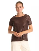 Blusa de manga corta con cuello redondo, confeccionada en tejido cubierto de lentejuelas color verde esmeralda. Cuenta con forro interno a tono y un corte recto.