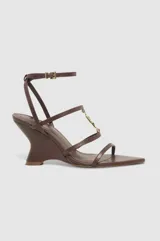 Sandalias de tacón cuña color marrón, con tiras finas en el empeine unidas por un detalle metálico dorado y cierre con hebilla en el tobillo.