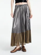 Falda midi de diseño plisado con acabado metalizado en tonos plata y bronce. Presenta una cintura elástica para un ajuste cómodo y una caída fluida.