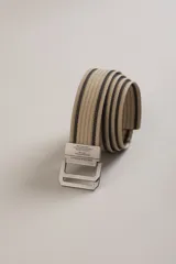 Cinturón de tela color beige con rayas verticales negras y hebilla metálica plateada con doble pasador.