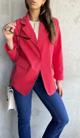 Blazer rojo con solapa de muesca, cierre con un botón y bolsillos con solapa.