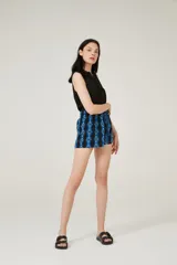 Short de rayon con estampado multicolor, cintura elastizada y cordón con borlas decorativas.