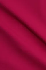 Mono corto deportivo de corte ajustado, color fucsia, con escote redondo, breteles finos cruzados en la espalda y soutien integrado con relleno extraíble.