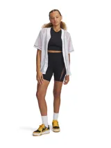 Camisa de béisbol deportiva Under Armour de malla blanca con ribetes negros, cierre frontal con botones y diseño de manga corta holgado.