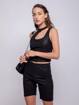 Calza ciclista negra de tiro alto confeccionada en tela brillante con elástico en la cintura.