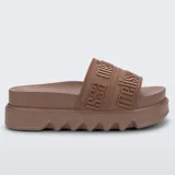 Sandalias plataforma tipo chinela Melissa, color marrón, con capellada ancha de tiras con la marca grabada y suela dentada de EVA.