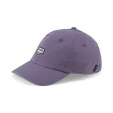 Gorra Puma Prime Dad Cap color lila, de silueta clásica con visera curva, correa trasera ajustable con broche de metal y etiqueta tejida con el logotipo Puma No. 2.