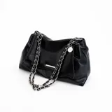 Cartera de cuero sintético negro con textura arrugada, de diseño estructurado pero flexible, con doble correa de cadena metálica entrelazada con tiras de cuero y detalles plateados.