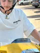 Remera negra de algodón con estampado blanco en la espalda con el logo de la marca y la frase "European Tour by Ittai Stars Company".