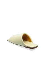 Sandalia baja negra de cuero con punta cuadrada.