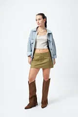 Minifalda color beige estilo cargo, de tiro bajo y corte recto, con bolsillos laterales.