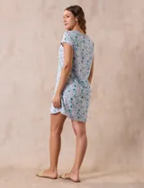 Camisón corto de tejido suave estampado, con cuello redondo y mangas cortas.