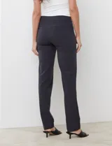 Pantalón de vestir azul marino, marca Zac & Rachel, con pretina con faja interna modeladora y bolsillos rectos delanteros y traseros simulados.