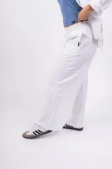 Pantalón palazzo blanco con cintura elástica.