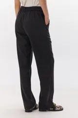 Pantalón de vestir gris oscuro, de corte recto y relajado, con cintura elastizada, cierre de cremallera y botón. Cuenta con bolsillos laterales.