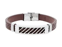 Pulsera marrón trenzada de cuerina con placa central de acero inoxidable con diseño calado y cierre de acero inoxidable.