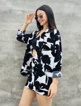 Camisa de manga larga con estampado floral en blanco y negro.